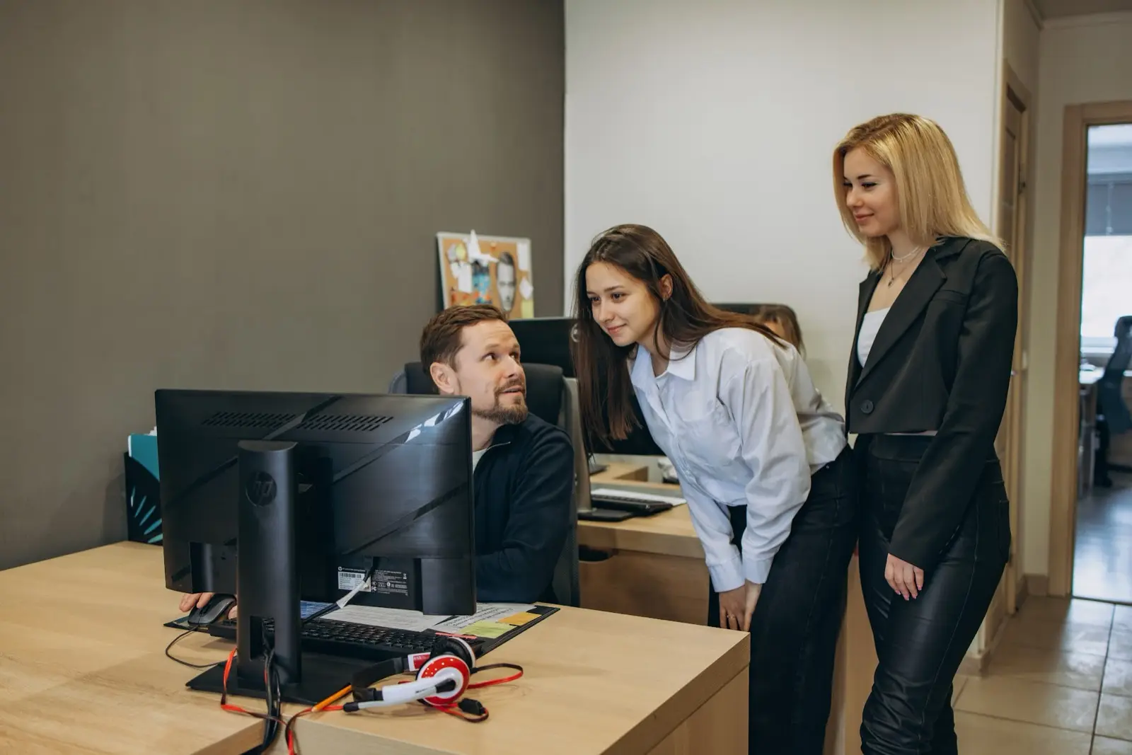 Юристы вместе разбирают документы клиента